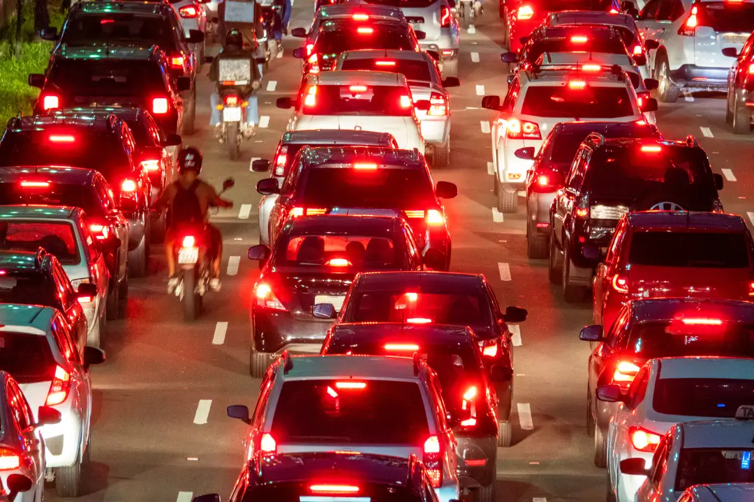 Faróis que geram renda: a economia da rua em movimento