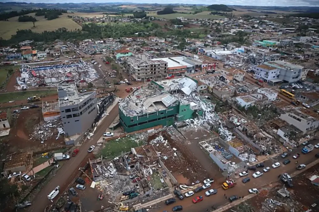 Entre escombros e solidariedade, moradores de Rio Bonito do Iguaçu tentam reconstruir a vida após o tornado mais forte da história recente do Paraná | Foto: Reprodução/Wikimedia Commons