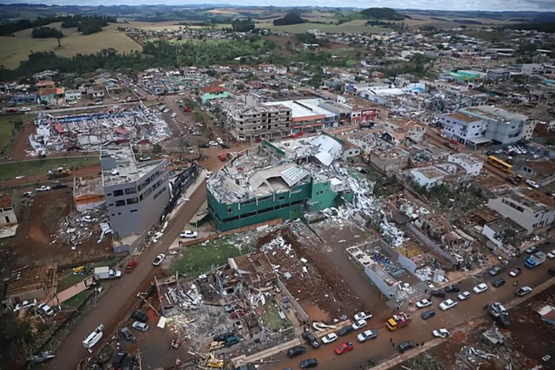 Tornado no Paraná destrói cidade e deixa rastro de perdas
