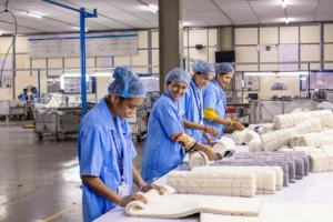 Com jornadas que ultrapassam as 40 horas semanais, trabalhadores latino-americanos seguem enfrentando longos dias de trabalho e baixos rendimentos | Foto: Reprodução/Canva