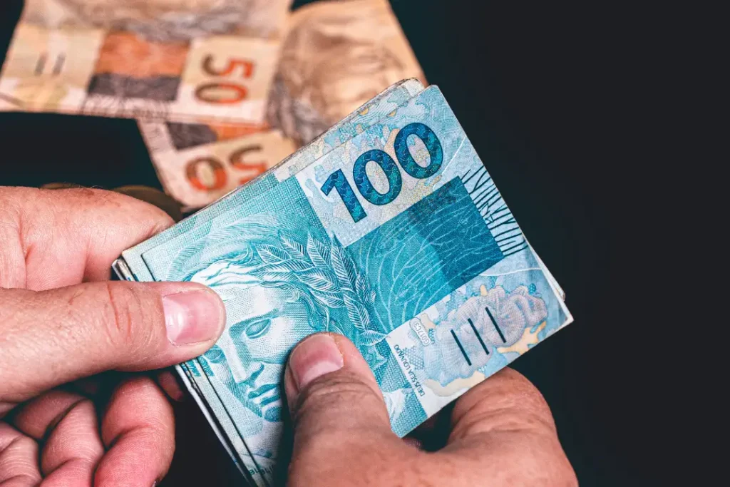 Brasileiros aproveitam o 13º salário para quitar dívidas e começar a investir com mais planejamento | Foto: Reprodução/Canva