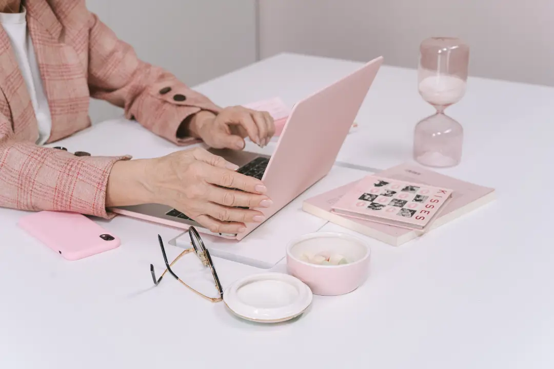 Pink Tax: por que mulheres ainda pagam mais caro pelos mesmos produtos usados pelos homens?