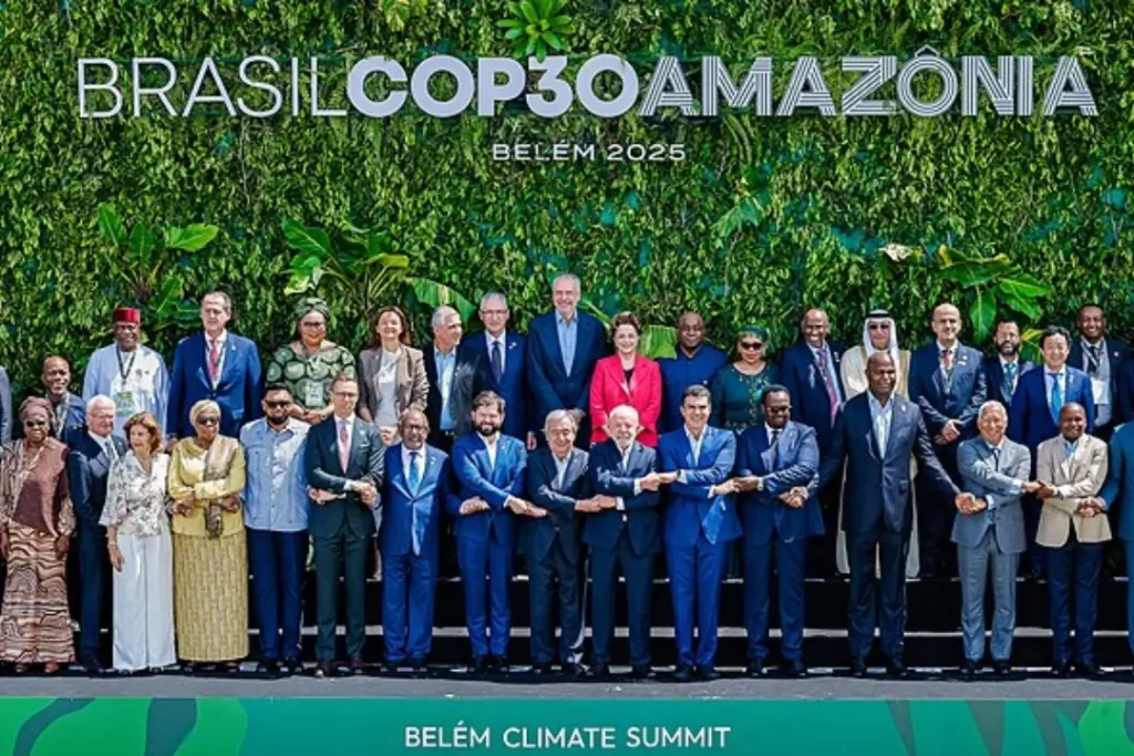 A programação da COP30 segue até o dia 21 de novembro. Nos próximos dias, além das negociações oficiais na Zona Azul, estão previstos painéis públicos e feiras na Zona Verde voltados ao tema “Agenda de Ação Climática”, com foco em adaptação, mitigação e desenvolvimento sustentável | Foto: Reprodução/Wikimedia Commons