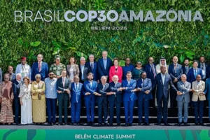 A programação da COP30 segue até o dia 21 de novembro. Nos próximos dias, além das negociações oficiais na Zona Azul, estão previstos painéis públicos e feiras na Zona Verde voltados ao tema “Agenda de Ação Climática”, com foco em adaptação, mitigação e desenvolvimento sustentável | Foto: Reprodução/Wikimedia Commons