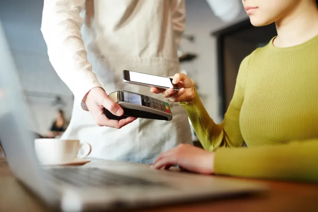 Jovens ampliam uso do Pix e fazem mais compras digitais, priorizando preço e praticidade no dia a dia | Foto: Reprodução/Canva

geração