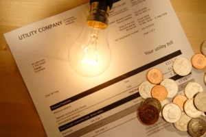 Consumidores ajustam orçamento com mudança na cobrança da energia em dezembro | Foto: Reprodução/Canva