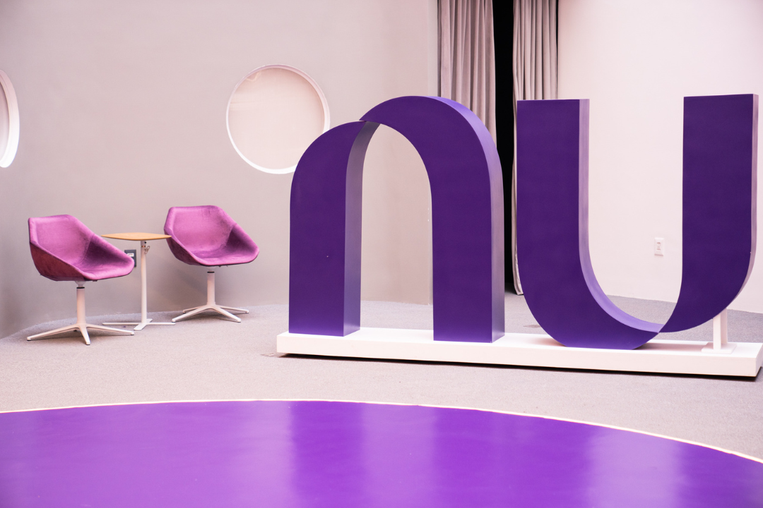 Nubank demite 14 funcionários após protestos sobre fim do home office; sindicato tenta reverter cortes
