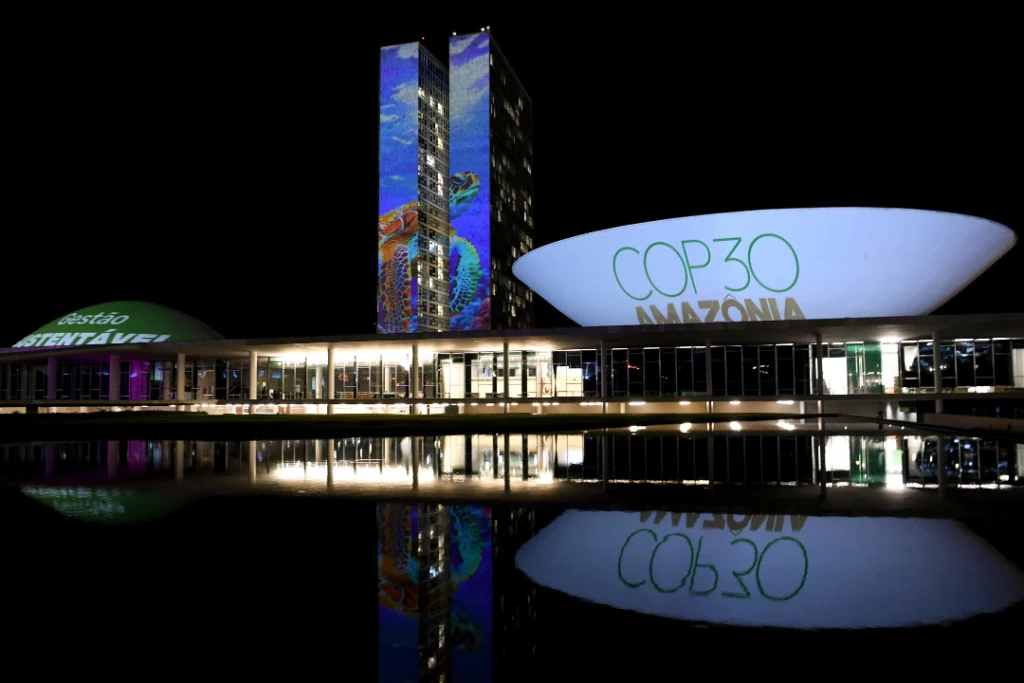 O Congresso Nacional recebe uma projeção de frases e imagens em referência à COP 30, a 30ª Conferência das Nações Unidas sobre Mudança do Clima | Foto: Reprodução/Agência Senado/Wikimedia Commons