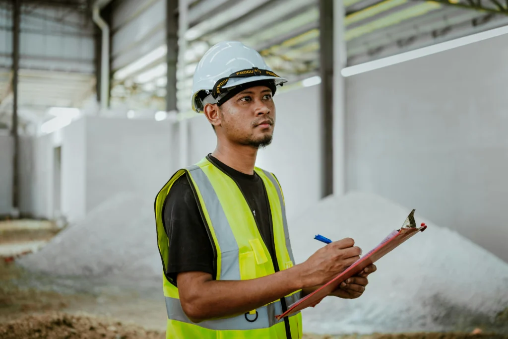 Pressão da rotina profissional interfere diretamente no bem-estar emocional dos trabalhadores | Foto: Reprodução/Canva