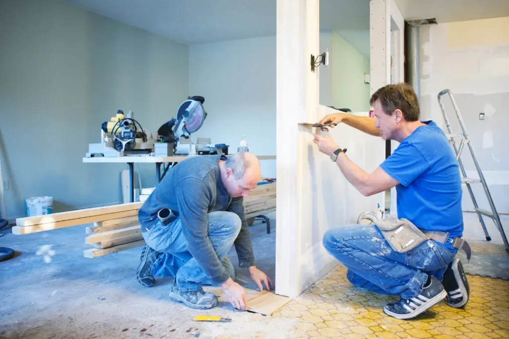 Existem diversos pontos a serem considerados ao pensar em uma obra no fim do ano. É sempre importante avaliar os valores que serão gastos e as comemorações que acontecerão em breve | Foto: Reprodução/Canva

reformar