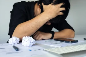 Rotina financeira apertada e contas acumuladas aumentam a sensação de ansiedade entre brasileiros | Foto: Reprodução/Canva