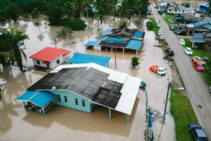 A rotina de comunidades afetadas expõe a urgência de ampliar mecanismos de proteção financeira | Foto: Reprodução/Canva climática