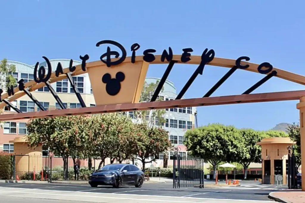 O acordo entre Disney e OpenAI é um exemplo de como grandes empresas de tecnologia e de conteúdo podem unir forças para explorar as possibilidades da inteligência artificial generativa | Foto: Reprodução/Wikimedia Commons