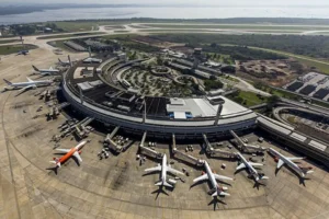 O Aeroporto Internacional Tom Jobim é considerado um dos principais terminais do país, tanto para o transporte de passageiros quanto para a logística de cargas | Foto: Reprodução/Wikimedia Commons