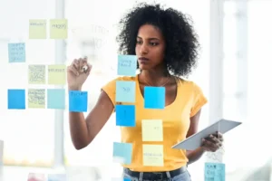 Ao longo de 2026, a definição de metas financeiras com base na metodologia SMART tende a ser uma ferramenta de organização para famílias que buscam maior previsibilidade no orçamento | Foto: Reprodução/Canva