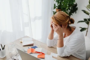 A renegociação de dívidas deixou de ser um evento pontual e passou a integrar a rotina financeira de milhões de brasileiros | Foto: Reprodução/Canva