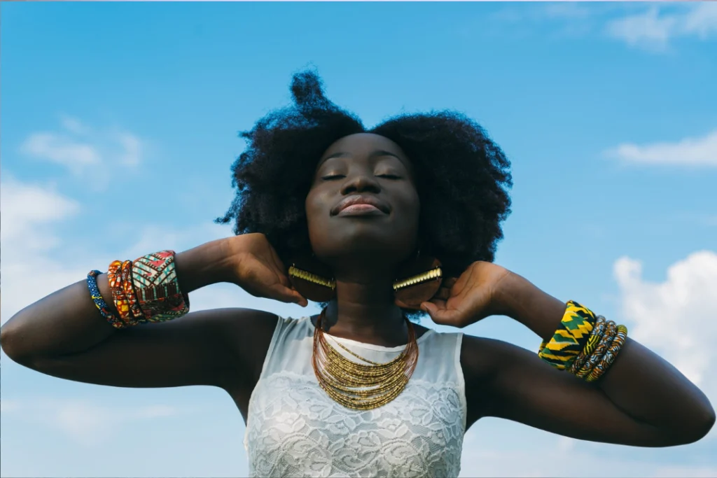 A gente cresceu ouvindo que felicidade era estar sempre sorrindo, sem problema nenhum. Mas a real é outra: felicidade não é ausência de dor — é aprender a lidar com ela e transformá-la em força.