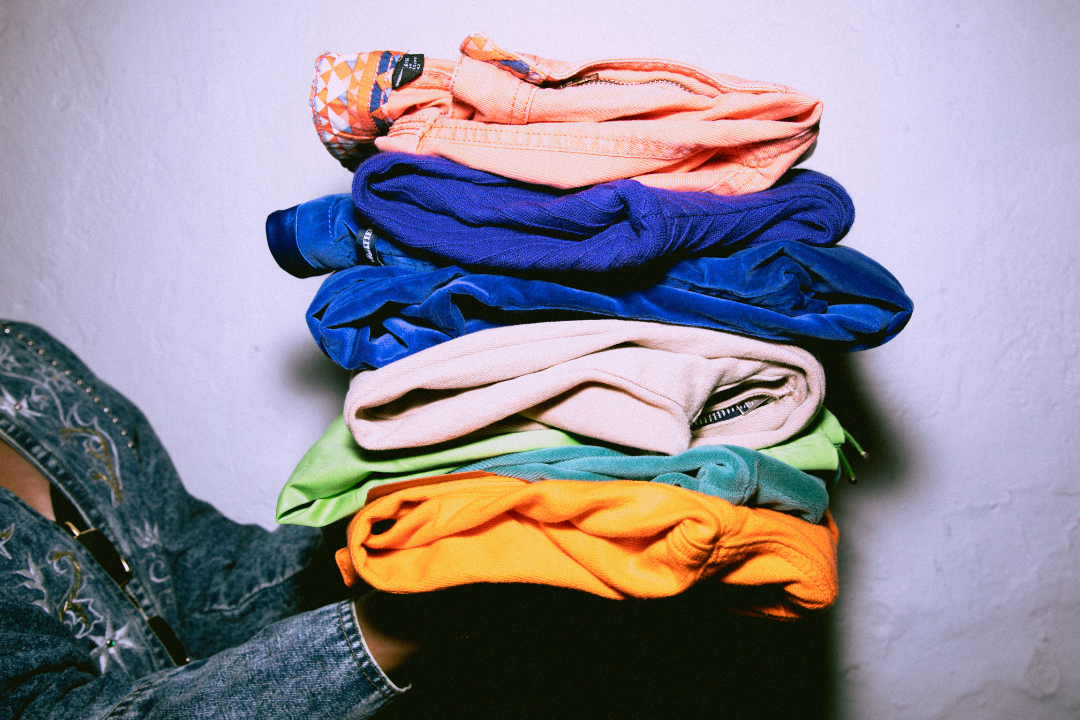 Pós-Natal: roupas esquecidas no armário viram renda extra para fechar 2025 no azul