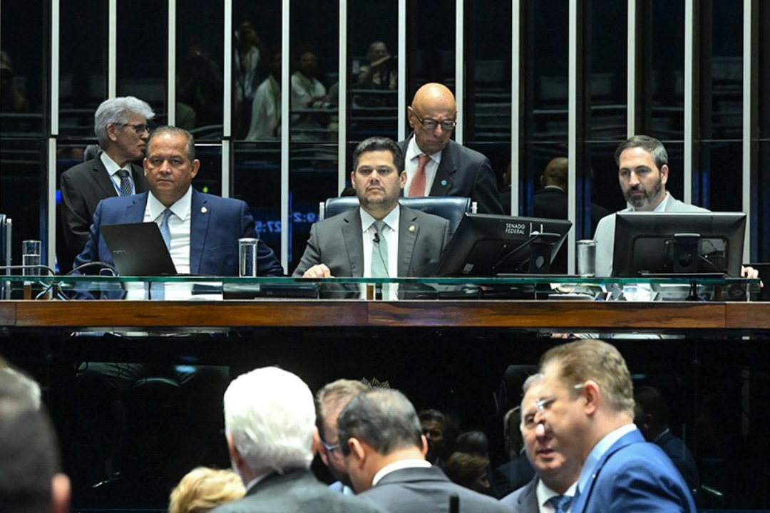Projeto aprovado no Senado pode reduzir tempo de prisão de Bolsonaro e de condenados pelos atos do 8 de Janeiro