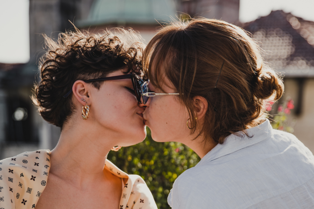 Janeiro Branco amplia o debate sobre saúde mental ao expor como normas sociais e silêncios cotidianos afetam o bem-estar emocional, especialmente de pessoas LGBT em contextos de vulnerabilidade