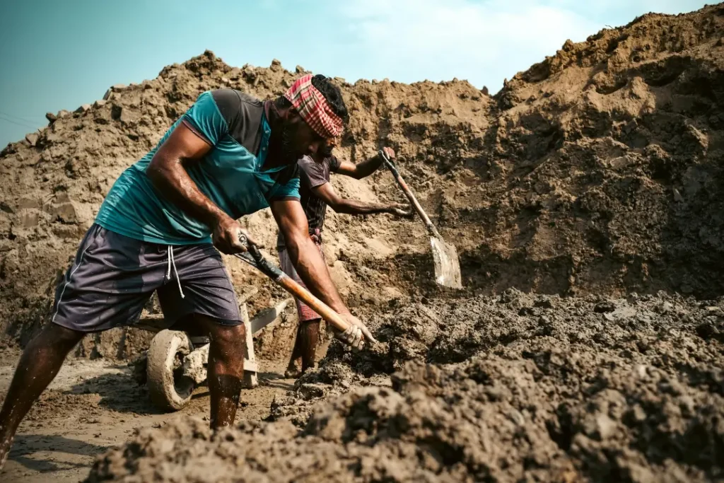 Os números elevados indicam que o trabalho escravo continua impactando a economia brasileira ao gerar concorrência desleal | Foto: Reprodução/Canva