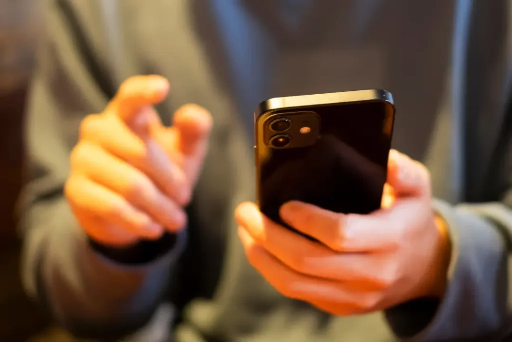 O consumidor entra na plataforma em busca de entretenimento, mas aproveita o momento para comentar, opinar e interagir com os produtos apresentados | Foto: Reprodução/Canva
tiktok