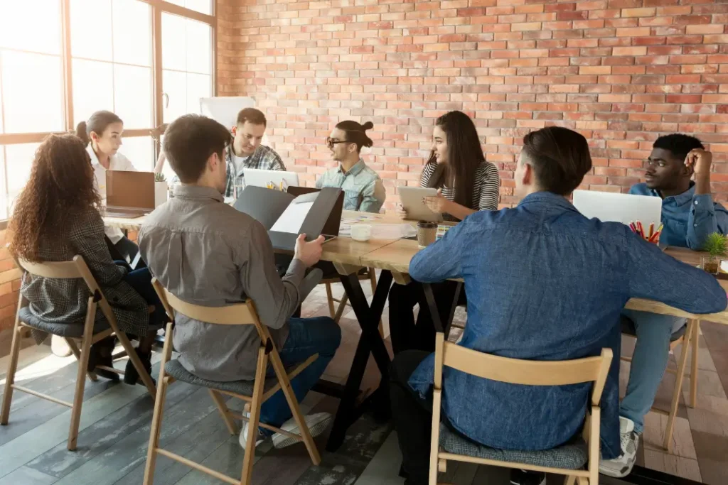 Profissionais de marketing acompanham mudanças no mercado de trabalho e nas exigências das empresas  | Foto: Reprodução/Canva