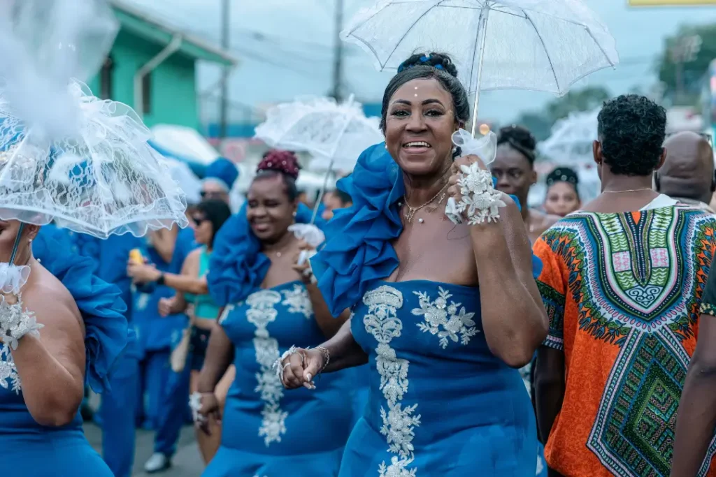 Foliões e turistas movimentam cidades e impulsionam receitas no período do Carnaval | Foto: Reprodução/Canva