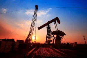 O desafio brasileiro vai além da geologia: assumir lacunas no mercado global exige equilibrar a balança comercial com o impacto direto no custo de vida e no desenvolvimento das nossas cidades | Foto: Reprodução/Canva