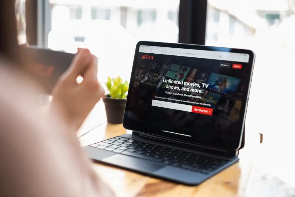 Produções nacionais ganham espaço e impulsionam resultados globais da Netflix | Foto: Reprodução/Canva
