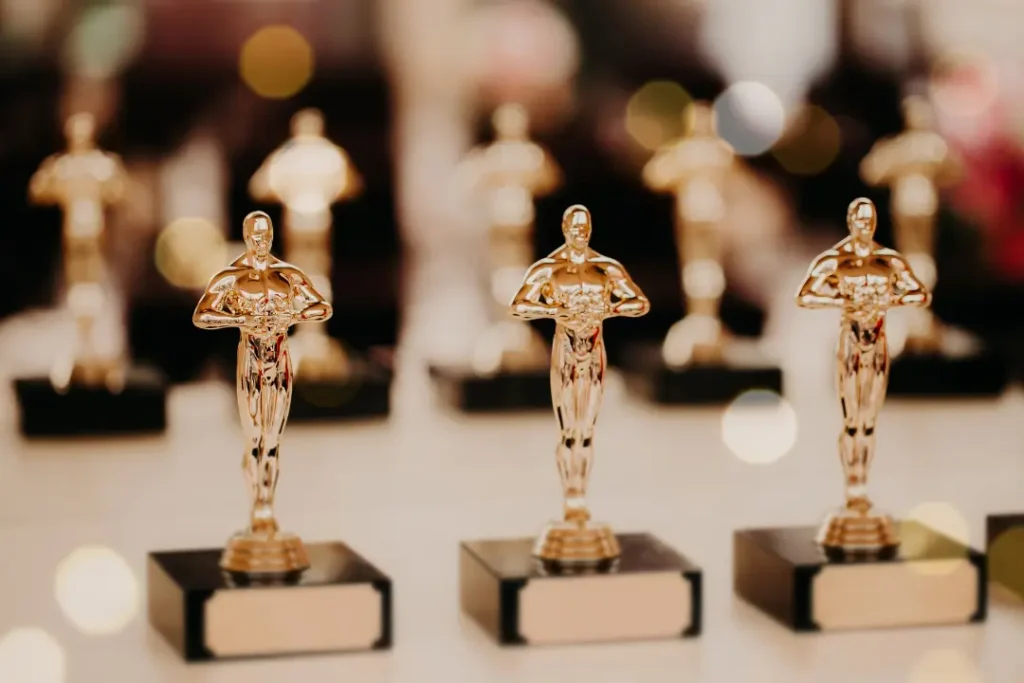 Objeto central da maior premiação do cinema concentra valor simbólico e impacto econômico | Foto: Reprodução/Canva

estatueta oscar