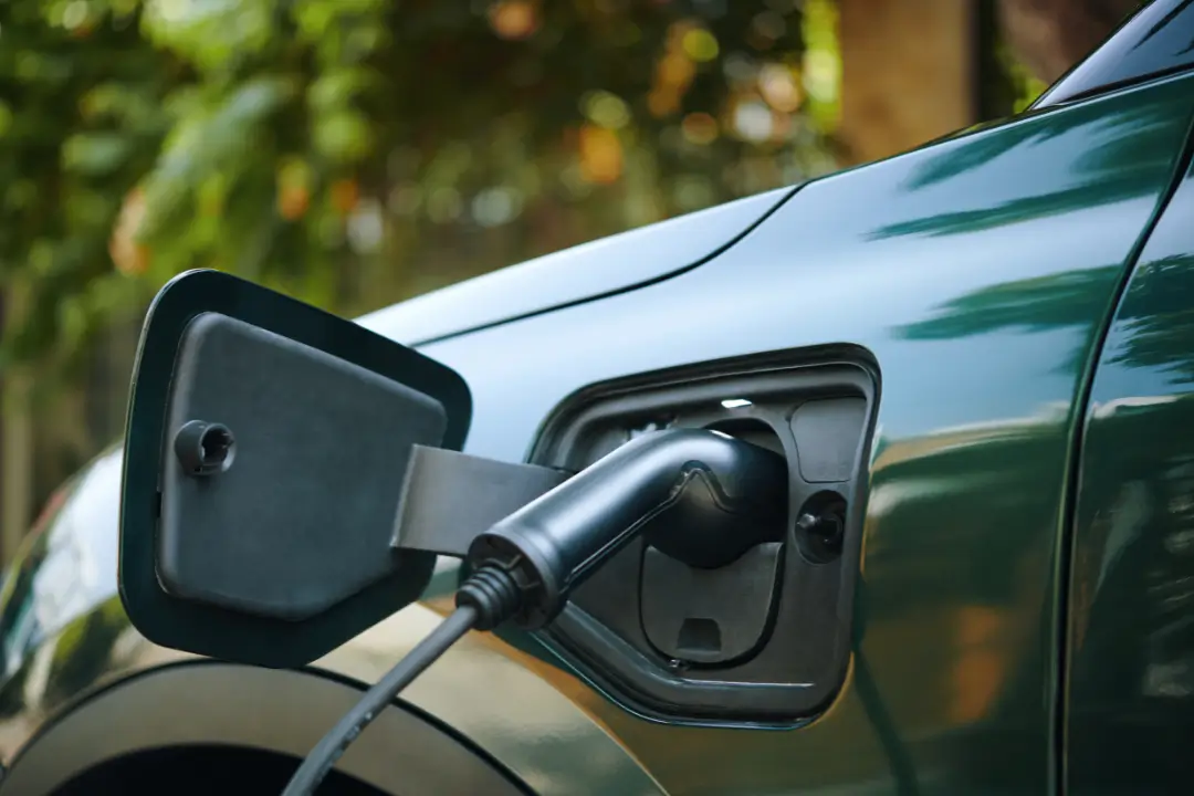 Vendas de carros elétricos e híbridos disparam em 2025