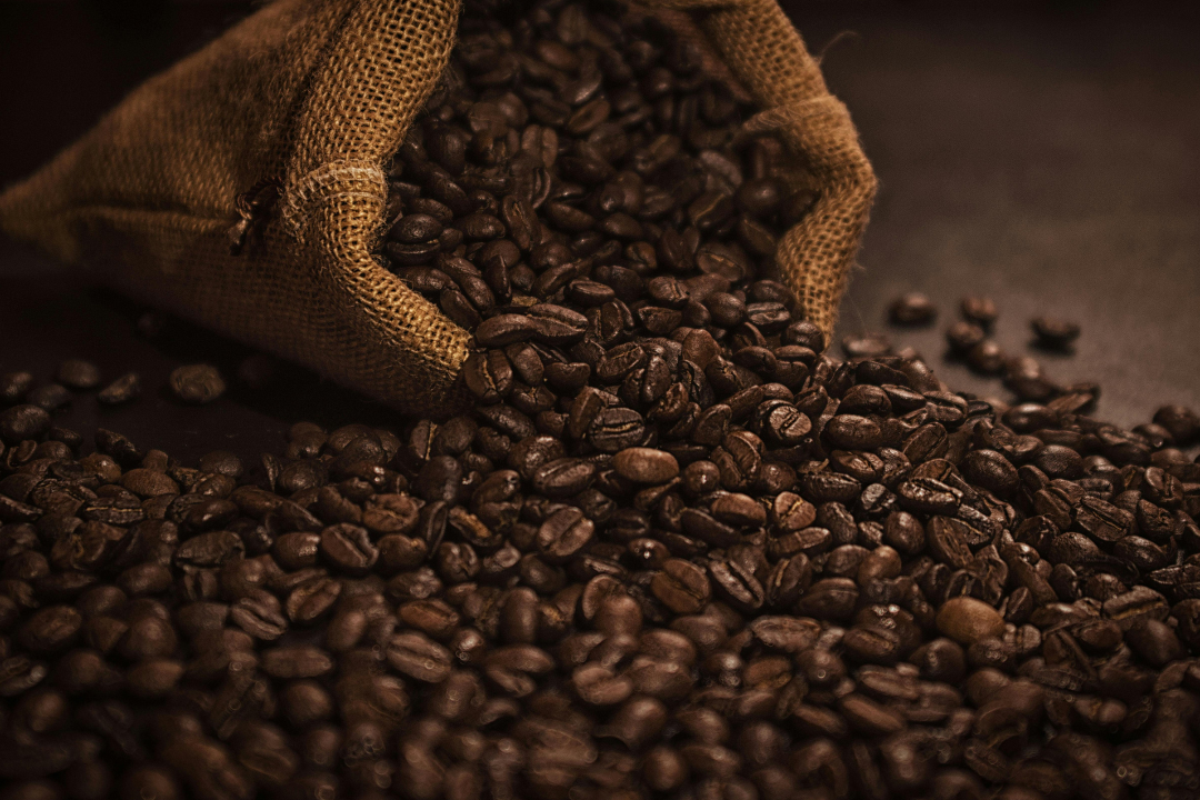 Alta do café pesa no bolso e reduz consumo no Brasil, mas setor mantém faturamento alto
