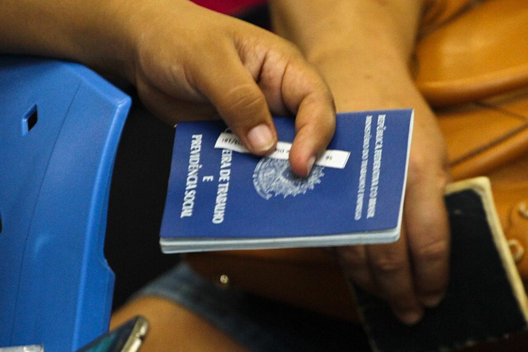 Criação de empregos com carteira assinada cai em 2025, aponta Caged