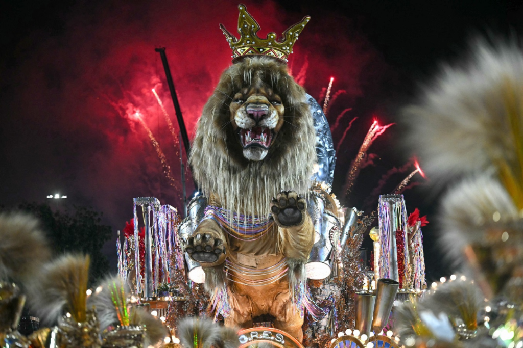 A escola campeã apresentou no Sambódromo o enredo “Para cima, Ciça!”, uma homenagem aos 70 anos de Moacyr da Silva Pinto — reconhecido como o mestre de bateria mais antigo em atividade no carnaval das escolas de samba