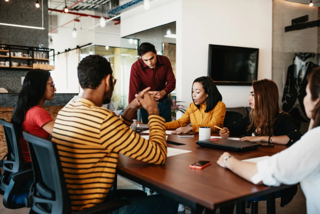 Esses empregos no brasil incluem profissionais de diversos segmentos, todos inseridos na economia formal e com impacto direto na renda das famílias | Foto: Reprodução/Canva