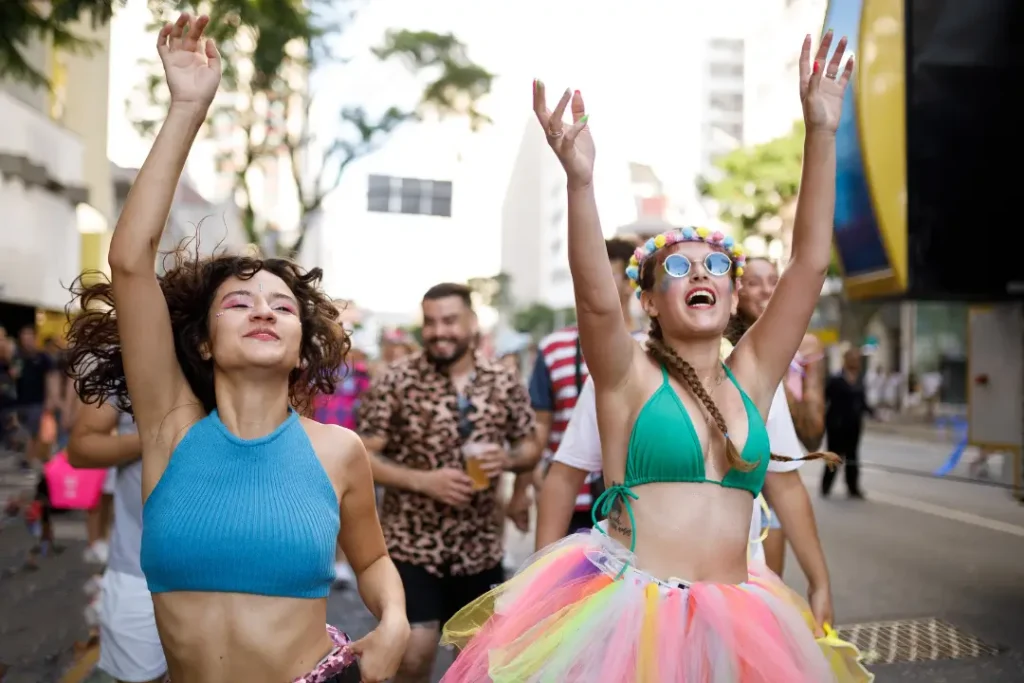 O Carnaval de 2026 mostrou como as redes sociais podem impulsionar marcas durante os dias de folia | Foto: Reprodução/Canva