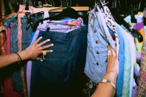 A mudança reflete uma nova era de consumo, onde a sustentabilidade e o valor de revenda ditam as estratégias das grandes marcas | Foto: Reprodução/Canva segunda mão