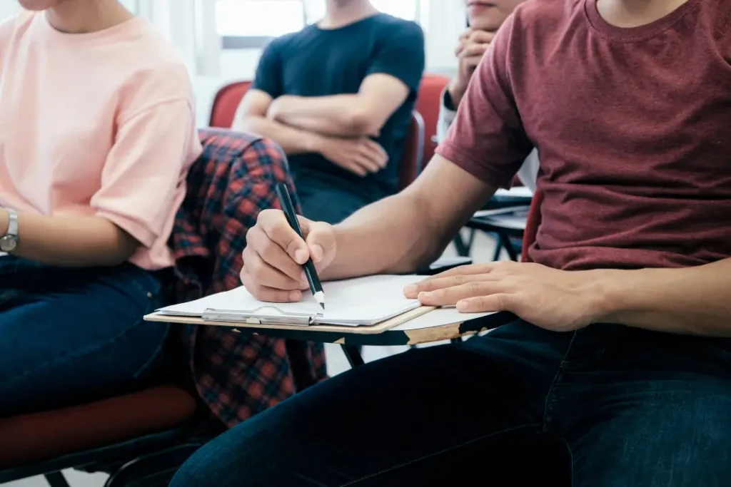 Resultados do Censo Escolar mostram queda no número total de matrículas e melhora na eficiência do ensino médio | Foto: Reprodução/Canva