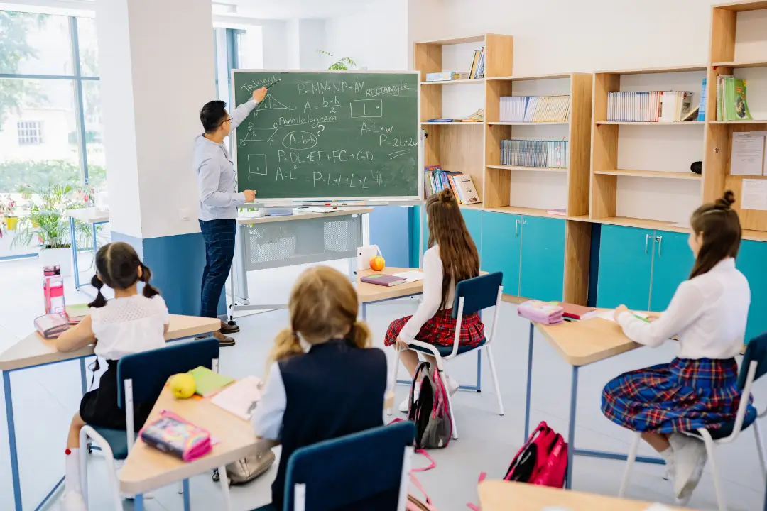 Censo Escolar 2025 confirma que 25,8% dos alunos da rede pública brasileira já estudam em tempo integral, cumprindo a meta do Plano Nacional de Educação. O modelo, que exige jornada de ao menos 7 horas diárias, recebeu aporte de R$ 4 bilhões do governo federal | Foto: Reprodução/Canva