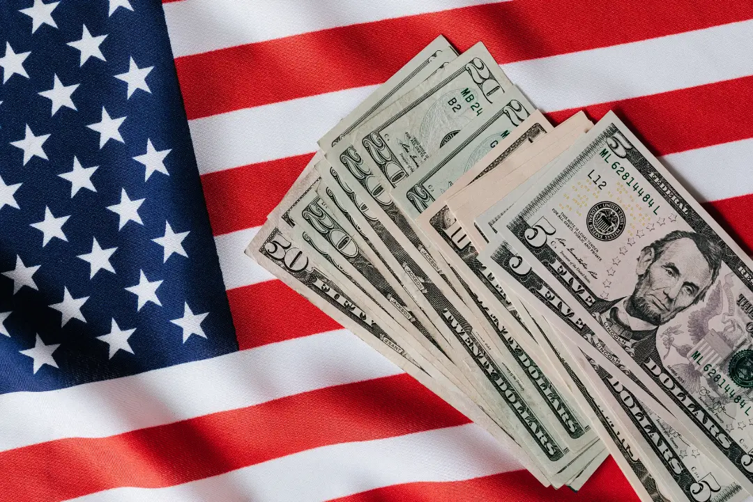 Dólar finaliza fevereiro em queda e abre debate sobre retorno de negociação a R$ 5