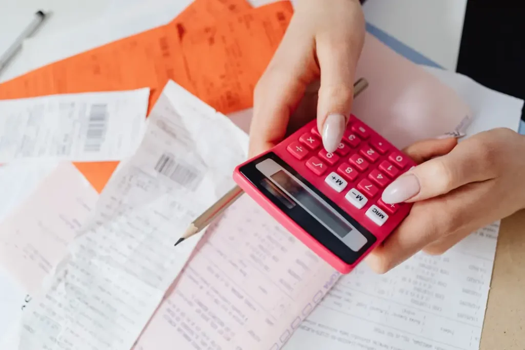 Endividamento elevado segue como parte do cotidiano financeiro das famílias brasileiras | Foto: Reprodução/Canva