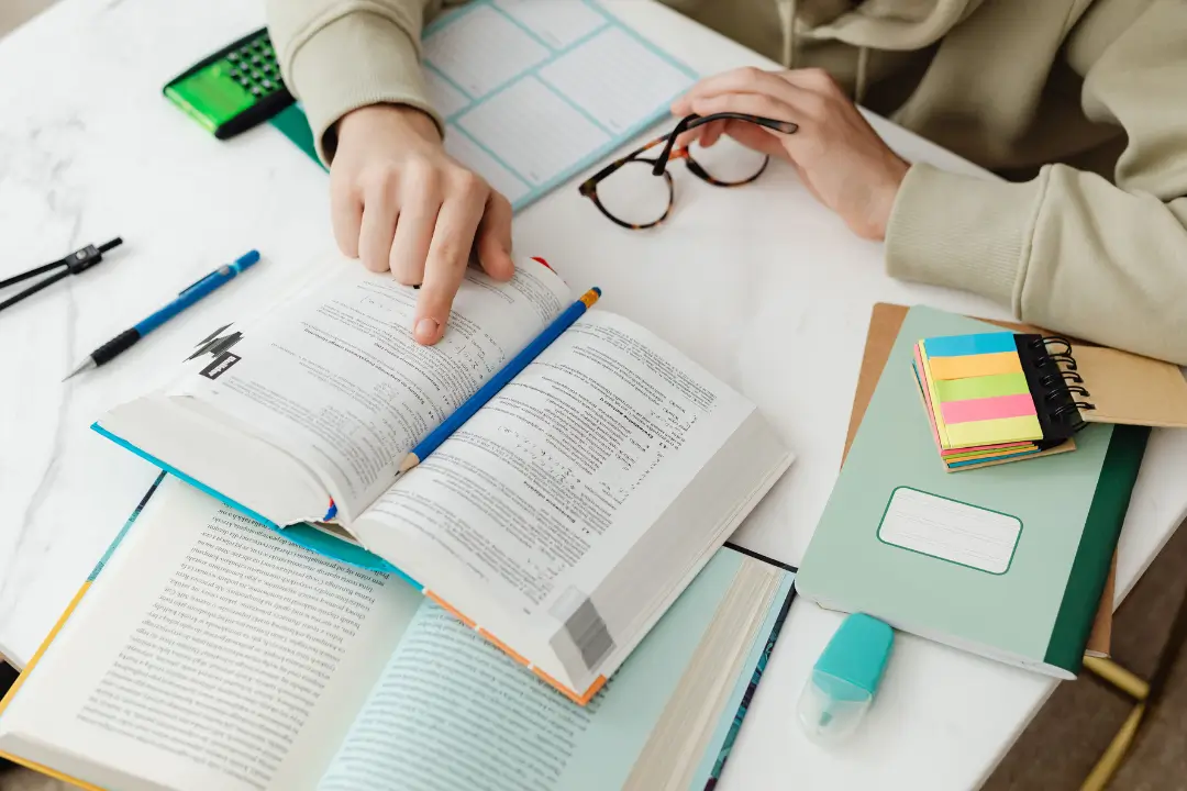 Programa criado por grandes empresários brasileiros oferece bolsas de até 90% para estudar no Brasil e no exterior e seleciona cerca de 40 jovens por ano entre milhares de candidatos | Foto: Reprodução/Canva