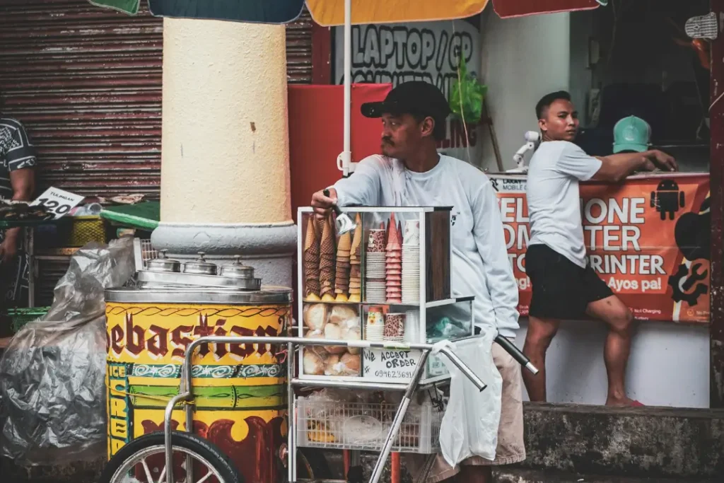 Mais de 56 mil vendedores de rua abriram CNPJ em 2025 e ampliaram acesso a crédito e benefícios | Foto: Reprodução/Canva