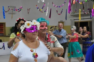 Blocos de carnaval adaptados para bebês e idosos mostram como inclusão pode gerar renda e novas oportunidades para pequenos empreendedores | Foto: Reprodução/Canva