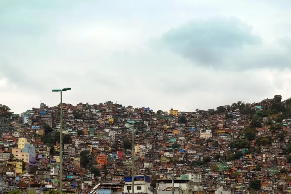 Rocinha tem boom de visitantes em janeiro e turismo local fomenta a economia da comunidade | Foto: Reprodução/Canva