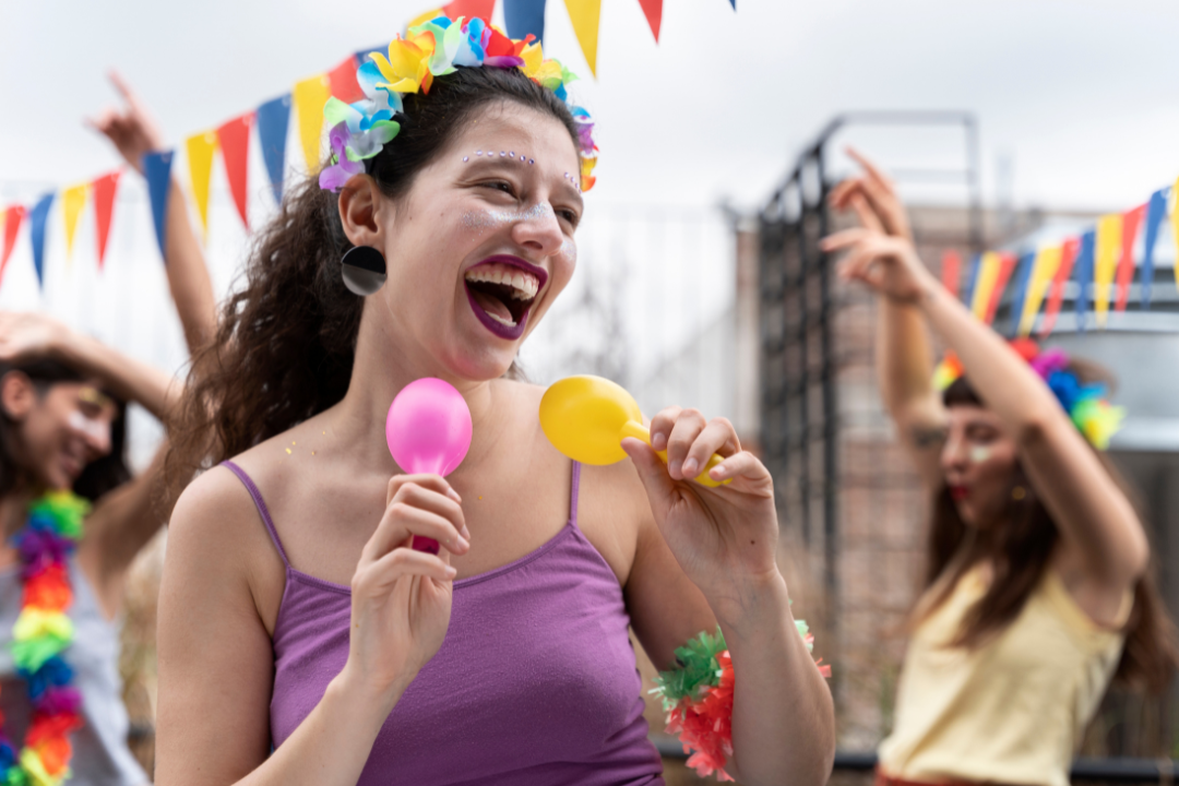 Carnaval 2026 deve bater recorde de turistas estrangeiros e movimentar bilhões na economia brasileira