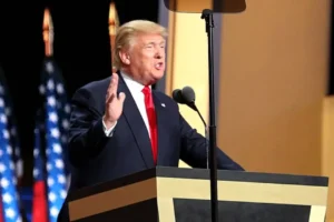 Donald Trump justifica a Operação Fúria Épica como medida para impedir que o Irã obtenha armas nucleares | Foto: Reprodução/Wikimedia Commons ataques