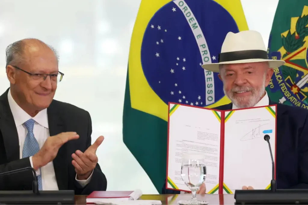 Presidente Lula sela a promulgação do acordo Mercosul-União Europeia, um marco de cooperação comercial e política entre os dois blocos | Foto: Reprodução/ Agência Brasil
