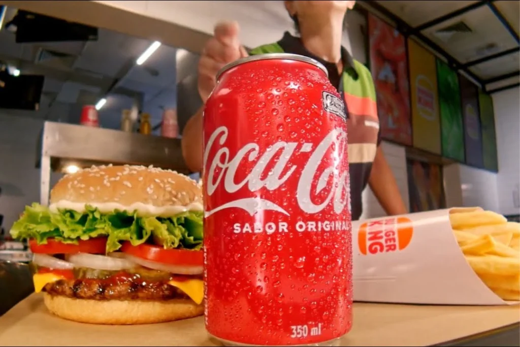 Parceria histórica reformula o cardápio do Burger King no Brasil, que substitui os produtos da Pepsi pelos refrigerantes da marca Coca-Cola em todas as suas unidades | Foto: Reprodução/ Divulgação Burger King